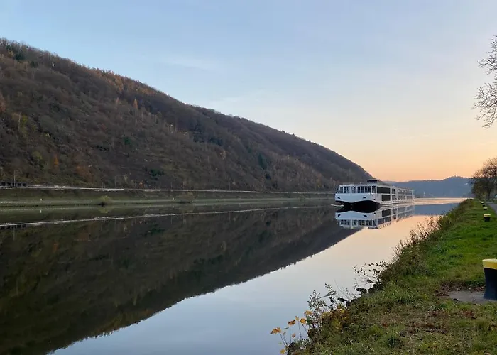 Direkter Moselblick 126m² Grosser Altbau Und Terrasse Lägenhet